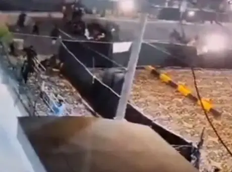 Pakistan’da bir araç camiye daldı! Ölü ve yaralılar var