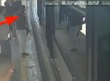 Metrobüste bir anlık dalgınlığı fırsat bildi! Cep telefonu hırsızlığı sonrası yakalandı