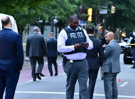 New York'ta polise silahlı saldırı! Kurşun geçirmez yelek hayatını kurtardı